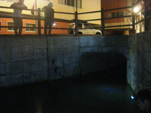 台風直前の浜名湖で魚を獲る人たち