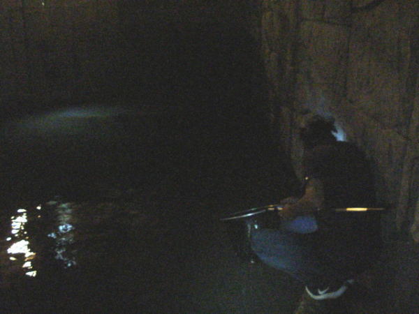 台風直前の浜名湖で魚を獲る夫